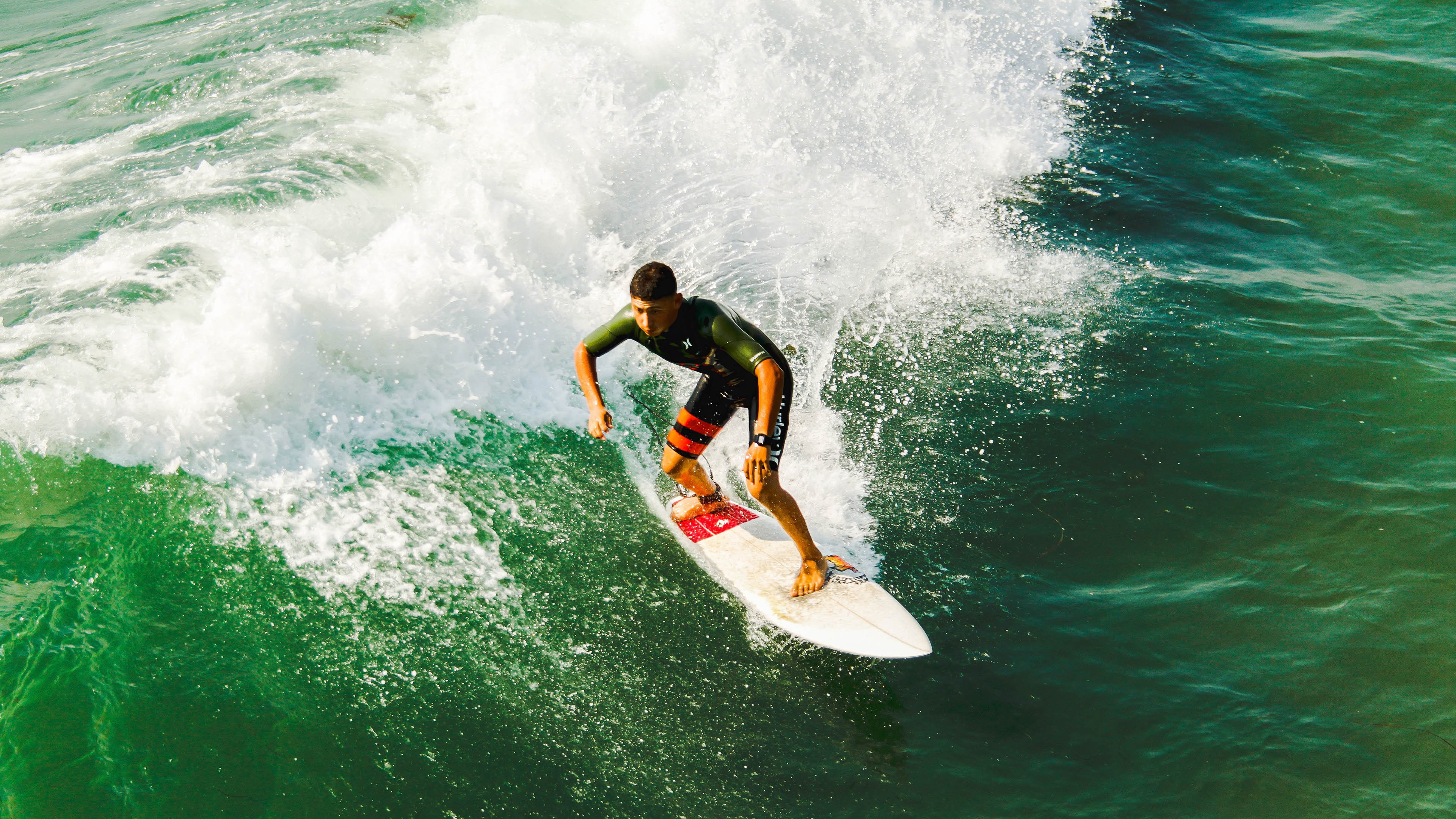 英超争冠白热化,曼城、阿森纳、利物浦三强鼎立,赛季末悬念迭起