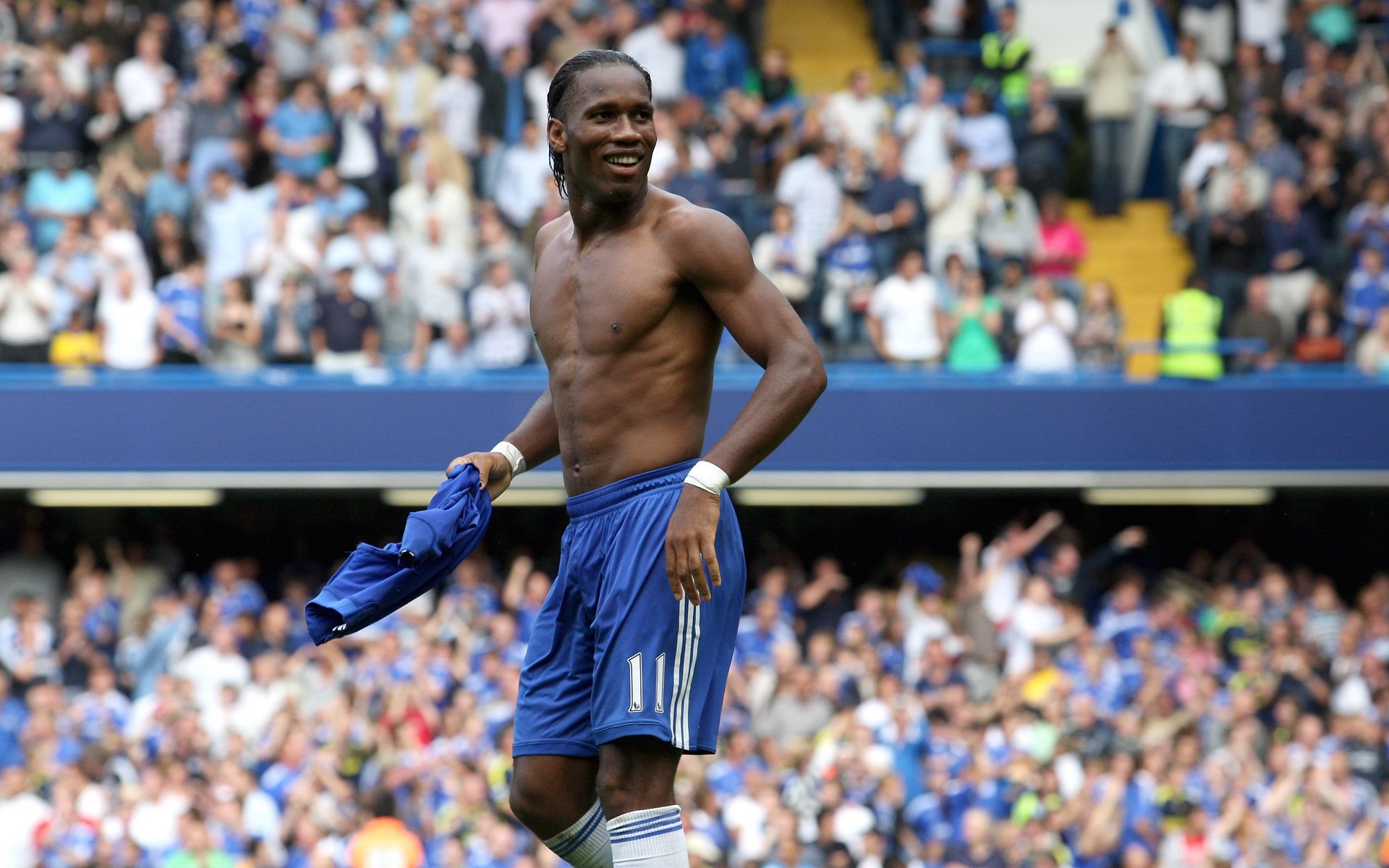 英超联赛激战正酣,曼城逆转利物浦登顶积分榜